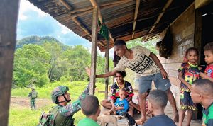 Anjangsana Penuh Kasih TNI Pererat Keharmonisan di Kampung Mot