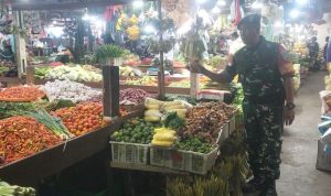 Jelang Nataru, Babinsa Koramil 1701-09/Japsel Monitor Harga Sembako Pasar Hamadi