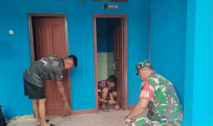 Babinsa Sentani dan Denzipur 10/KYD Rehab MCK SD Inpres Dobonsolo