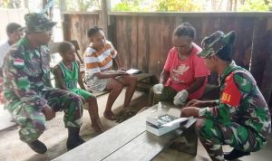 Tangani Malaria di Pedalaman, Babinsa Pos Ramil Airu Dampingi Pengkaderan Warga