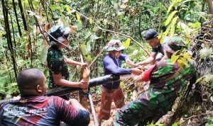 Atasi Krisis Air Bersih, TNI dan Warga Perbaiki Pipa di Kampung Umuaf