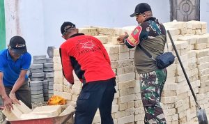Karya Bakti Prima Rumah Ibadah, Babinsa dan Warga Kompak!