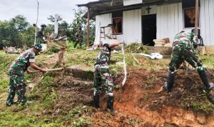Bukti Toleransi: Babinsa Bantu Bersihkan Gereja di Kampung Umuaf