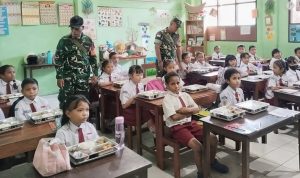 Dukung Pemberian Gizi Anak Sekolah, Babinsa Dampingi Penyaluran MBG