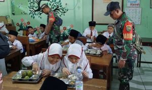 Dukung Tumbuh Kembang Optimal, Babinsa Abepura Tegaskan Pentingnya Gizi bagi Siswa