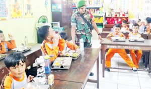 Program MBG, Babinsa Pastikan Paket Gizi Tersalur ke Ribuan Siswa