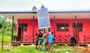 Tingkatkan Mutu Pendidikan di Perbatasan RI-PNG, Babinsa Kawal Pemasangan PLTS