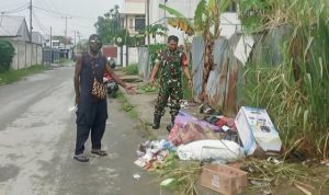 Warga dan Babinsa Sentani Kompak Kerja Bakti Jaga Kebersihan Lingkungan