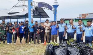 Jaga Kebersihan Danau Sentani, Unsur TNI-Pemda Kerja Bakti di Dermaga Yahim