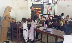Babinsa Kodim 1701/Jayapura Terus Kawal Program Pemberian Makan Bergizi
