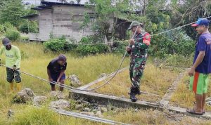Atasi Jalan Gelap, Masyarakat dan Babinsa Rakit Penerangan di Kampung Yuwanain