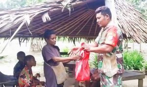 TNI Hadir Untuk Rakyat, Babinsa Waris Bantu Kebutuhan Warga