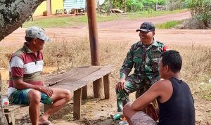 Babinsa Elikobel Bangun Keakraban Lewat Komsos Bersama Warga Kampung Sipias