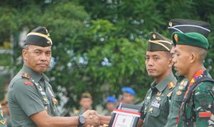 Dedikasi Tanpa Batas: Pangdam XXIV/MT Anugerahi Piagam Penghargaan Presiden RI kepada Prajurit Berprestasi