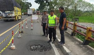 Jembatan Kali Ketek Karanganyar Ambles, Arus Lalu Lintas Jalan Nasional III Tersendat
