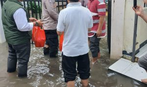 Respon Cepat Tanggapi Banjir, LDSM Asy-Syukriyyah Salurkan Bantuan Untuk Warga Cipondoh Yang Terdampak Banjir