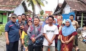 Wujud Nyata Kepedulian Kades Kedaung: H. Ya’Kub Turun Langsung Salurkan Sembako bagi Korban Banjir Kampung Jenggati