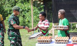 Panen Telur Ayam Perdana, Yonif TP 814/JZA Bagikan Telur Gratis Kepada Warga Distrik Yapsi