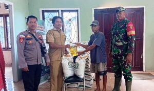 Babinsa Merauke Dampingi Penyaluran Bantuan Pangan Bulog Untuk Warga Kampung Sidomulyo