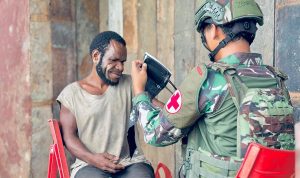 TNI Untuk Papua Sehat, Satgas Pamtas RI-PNG Statis Yonif 753/AVT Periksa Kesehatan Warga Kampung Mot