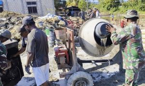 TNI Hadir untuk Semua, Babinsa Skanto Bersama Jemaat Gotong Royong Bangun Gereja GKI Solagratia