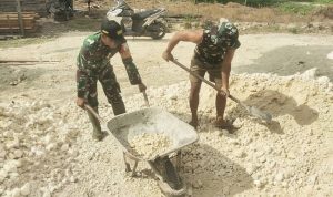 Babinsa Arso Gotong Royong Bangun Masjid Nur Rahman
