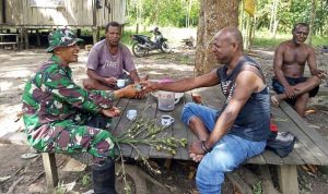Sambangi Warga, Babinsa Ajak Masyarakat Jaga Keamanan dan Jauhi Miras
