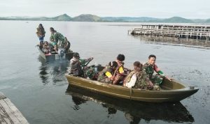 Pastikan Keselamatan Pelajar, Babinsa Sentani Dampingi Penyeberangan Jalur Air