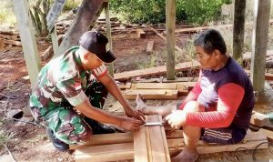 Kemanunggalan TNI-Rakyat, Babinsa Koramil Skanto Bantu Warga Bangun Rumah