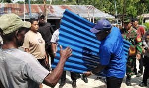 Koramil Nimboran Bersinergi dengan Pemkab Jayapura Salurkan Bantuan Pasca Puting Beliung