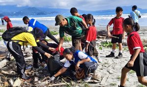 Pencanangan HUT Kota Jayapura, Ribuan Warga dan TNI-Polri Ramaikan Aksi Bersih Pantai Holtekamp