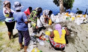 Babinsa Sentani Bantu Warga Siapkan Material Talut di Kampung Ifar Besar