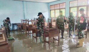 Babinsa Arso Bantu Pulihkan SMA YPPK Taruna Tegasa Pasca Banjir Lumpur