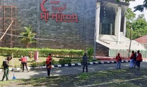 Babinsa dan Mahasiswa KKN Gotong Royong Bersihkan Masjid Al-Hijrah Perbatasan RI–PNG
