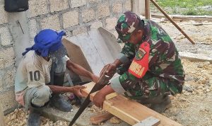 Bantu Bangun Rumah Warga, Babinsa Skanto Tunjukkan Kemanunggalan dengan Rakyat
