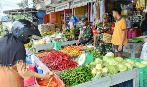 Selama Ramadhan, Babinsa Rutin Turun ke Pasar Pastikan Harga Sembako Stabil