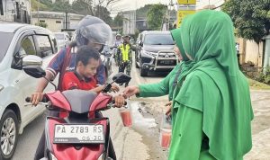 Tebar Berkah Ramadhan, Persit KCK Cabang XVI Kodim 1701 Jayapura Berbagi Takjil