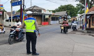 Upaya Menjaga Kamseltibcarlantas, Polsek Kronjo Gelar Strong Point Gatur Lalin di Pertigaan Cangkir