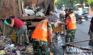 Aksi Sosial, Satgas Sampah Koramil 02/Btc Bantu DLH Angkat Sampah