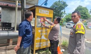 Polsek Cikupa Pasang Pamflet Layanan Call Center 110 di Desa Talaga