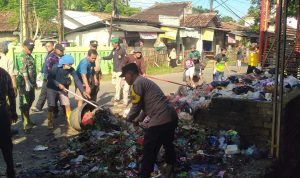 Menindaklanjuti arahan Presiden RI, Kapolsek Kresek bersama Forkopimcam Kresek laksanakan giat Kerja Bakti