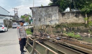 Bhabinkamtibmas Kelurahan Bunder Laksanakan Pemantauan Daerah Rawan Banjir