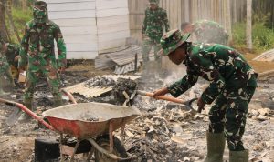 Respon cepat Prajurit Yonif TP 814/JZA membersihkan puing Rumah kebakaran Warga di Distrik Yapsi
