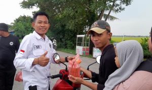 Tebar Kebaikan di Bulan Ramadhan, Pokja Wartawan Gunung Kaler-Kresek Bagi Bagi Takjil