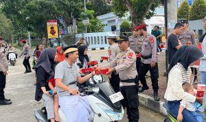 Bantu Pengendara yang Masih dalam Perjalanan Saat Waktu Berbuka, Polresta Tangerang Bagikan Takjil