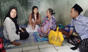 Lanjutkan Baksos Ramadhan, Pokja Wartawan Gunung Kaler-Kresek Berbagi Sembako dan Santuni Nenek Tuna Netra di Desa Sidoko