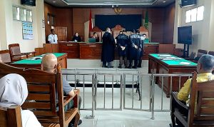 Hakim meminta Terdakwa dihadirkan, Jaksa menyatakan itu Tugas Pengacara sebagai Pemohon PK, KETUM FERADI menyatakan tidak perlu Berdasarkan KUHAP terbaru