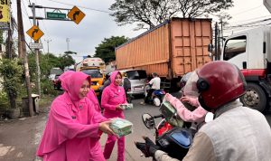 Polsek Tigaraksa Bersama Bhayangkari Ranting Gelar Program Kapolresta Tangerang “Bakso Urat” Berbagi Takjil