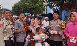 ‎Bhayangkari Ranting Polsek Kresek Bersama Pokja Wartawan Bagikan Ratusan Takjil