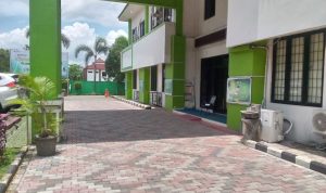 ‎Miris Pintu Masuk Utama KEMENAG KAB. TANGERANG dikunci saat Jam Pelayanan dihalangi Kursi didepan Pintu
